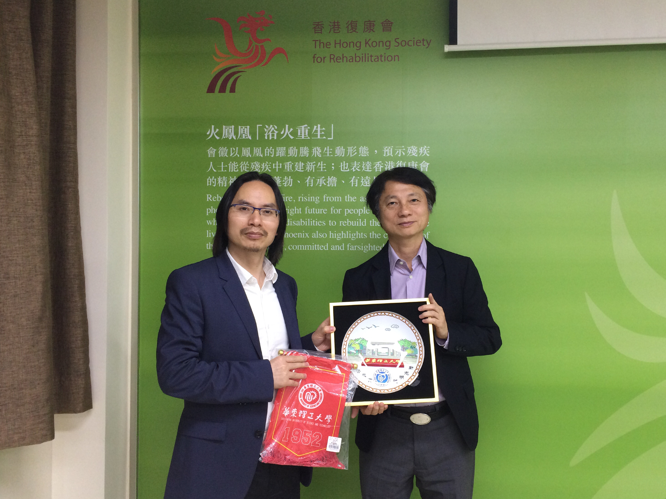 BETVICTOR伟德经理何雪松与伍杏修先生合影