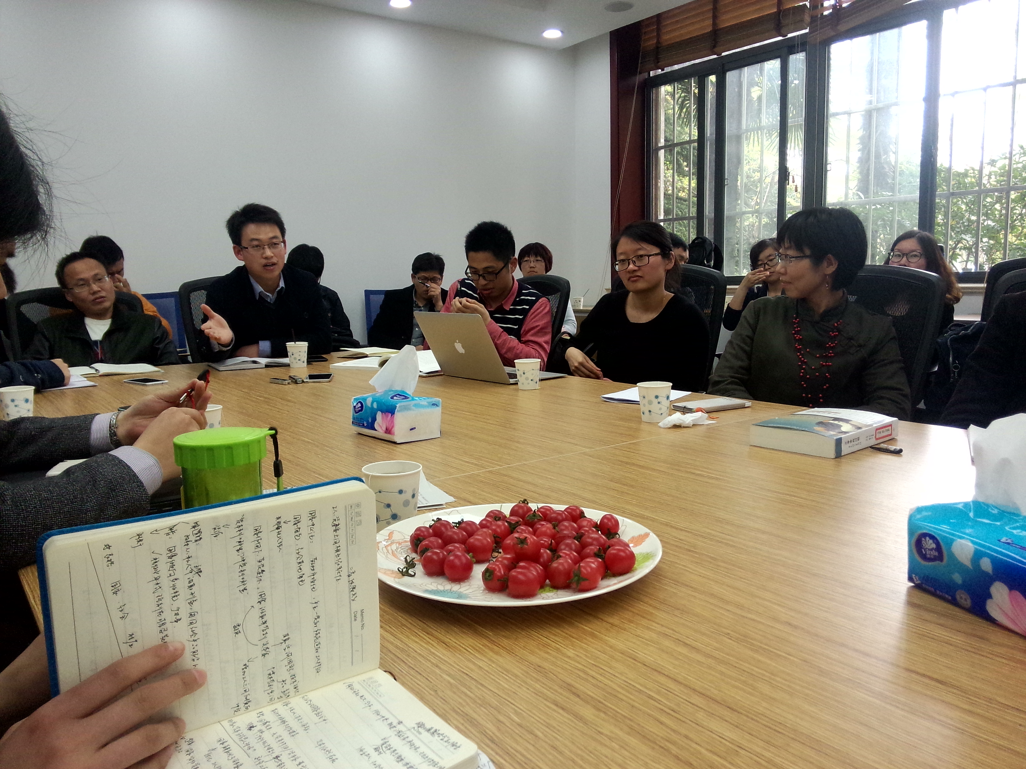 毛丹教授与员工互动